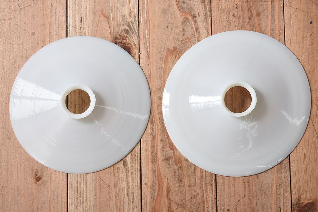 白いガラス製　古い平笠のレトロな天井照明2つセット(2)