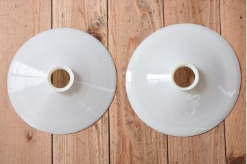 白いガラス製　古い平笠のレトロな天井照明2つセット(2)