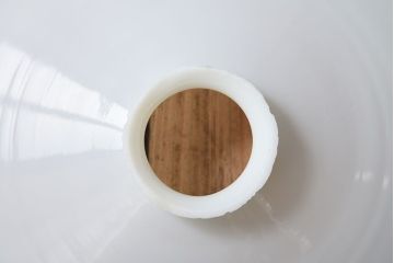 白いガラス製　古い平笠のレトロな天井照明2つセット(2)