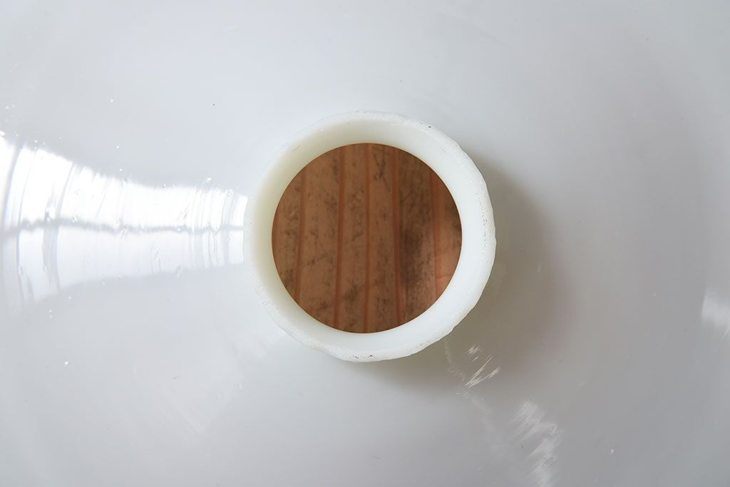 白いガラス製　古い平笠のレトロな天井照明2つセット(2)