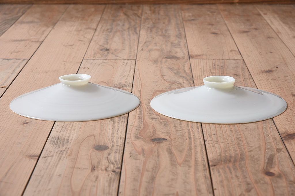 白いガラス製　古い平笠のレトロな天井照明2つセット(2)