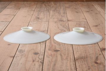 白いガラス製　古い平笠のレトロな天井照明2つセット(2)