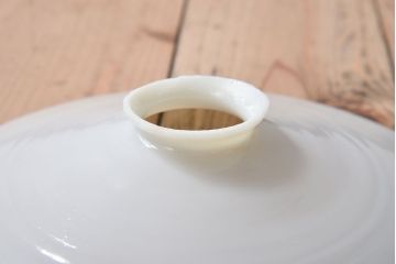 白いガラス製　古い平笠のレトロな天井照明2つセット(2)