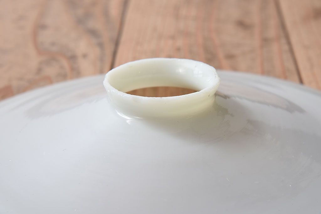 白いガラス製　古い平笠のレトロな天井照明2つセット(2)