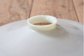 白いガラス製　古い平笠のレトロな天井照明2つセット(2)