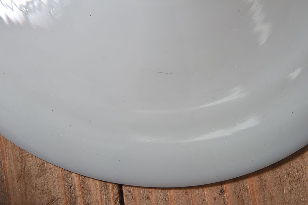 白いガラス製　古い平笠のレトロな天井照明2つセット(2)