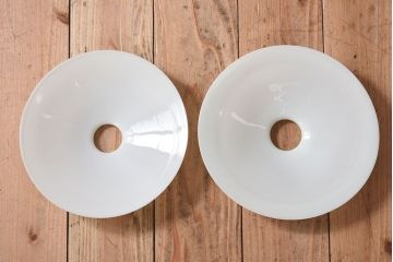 白いガラス製　古い平笠のレトロな天井照明2つセット(2)