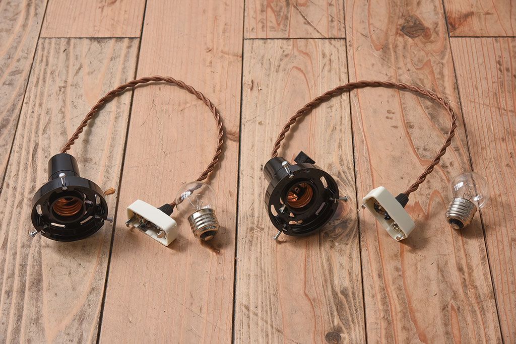 白いガラス製　古い平笠のレトロな天井照明2つセット(2)