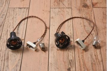 白いガラス製　古い平笠のレトロな天井照明2つセット(2)