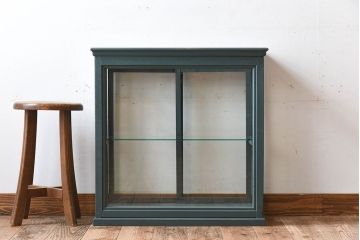 アンティーク家具　ブルーグリーンペイントの小さなガラスケース