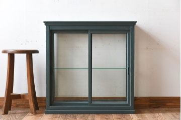 アンティーク家具　ブルーグリーンペイントの小さなガラスケース
