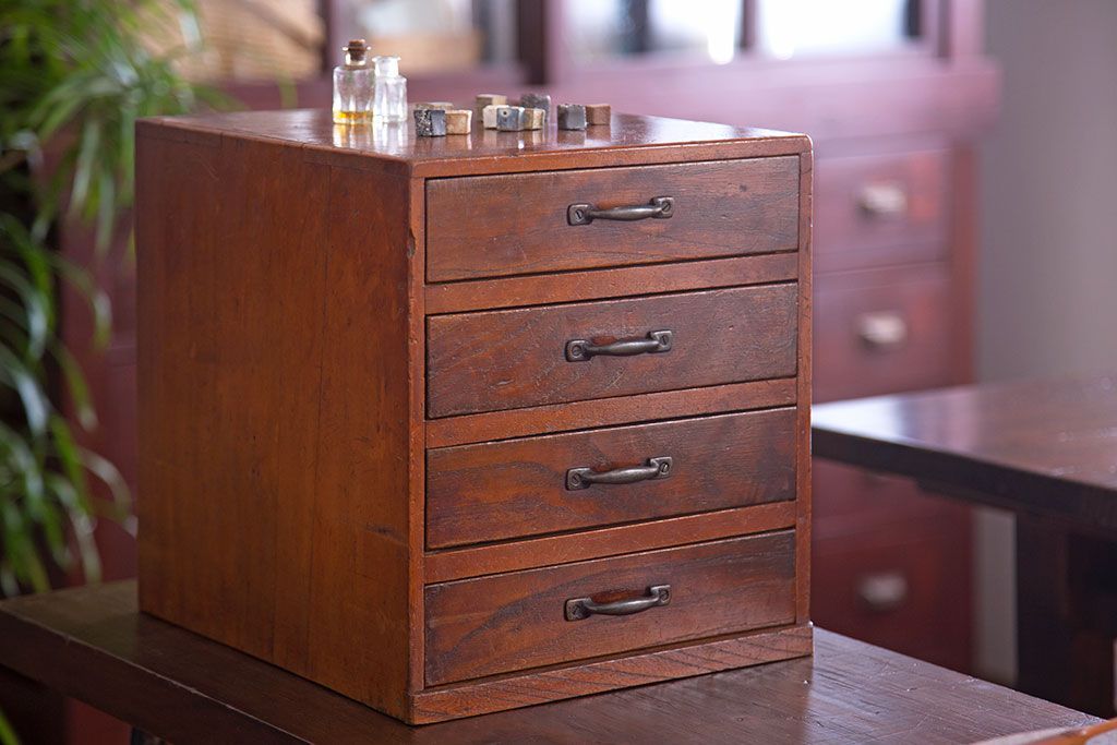 アンティーク家具　アンティーク　古い木製の小さな4杯小引き出し(2)