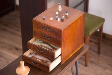 アンティーク家具　アンティーク　古い木製の小さな4杯小引き出し(2)