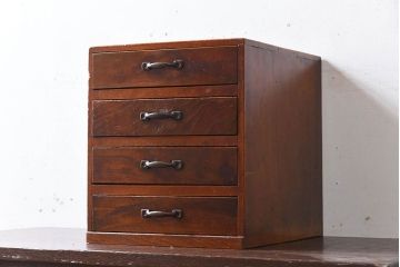 アンティーク家具　アンティーク　古い木製の小さな4杯小引き出し(2)