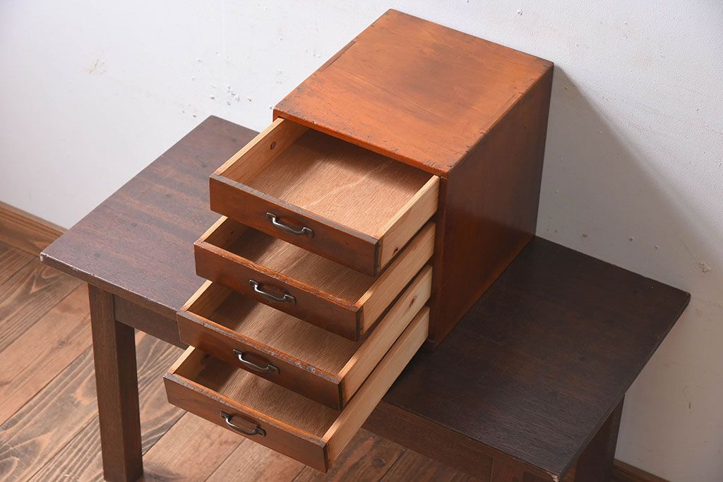 アンティーク家具　アンティーク　古い木製の小さな4杯小引き出し(2)