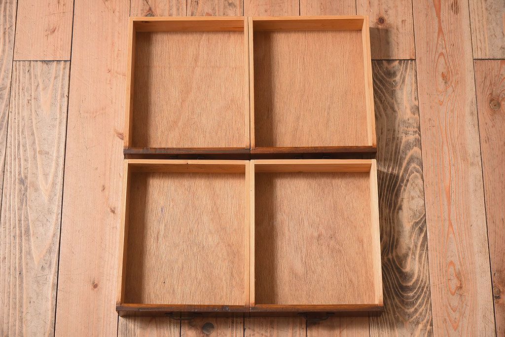 アンティーク家具　アンティーク　古い木製の小さな4杯小引き出し(2)