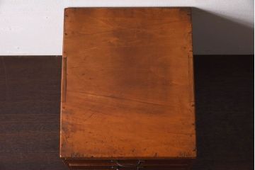 アンティーク家具　アンティーク　古い木製の小さな4杯小引き出し(2)