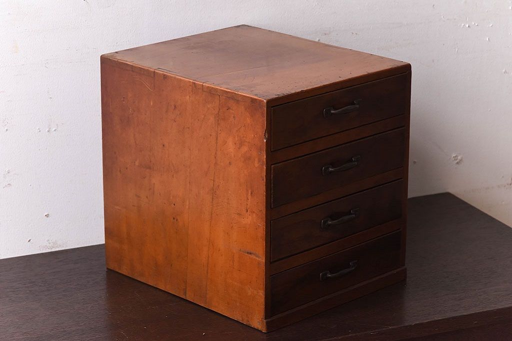 アンティーク家具　アンティーク　古い木製の小さな4杯小引き出し(2)