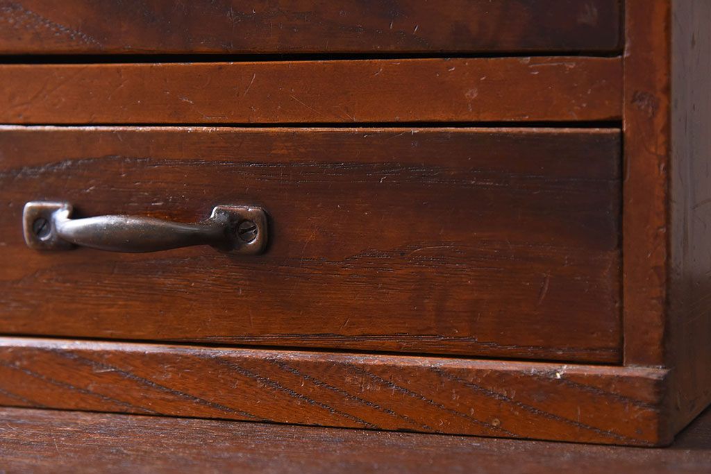 アンティーク家具　アンティーク　古い木製の小さな4杯小引き出し(2)