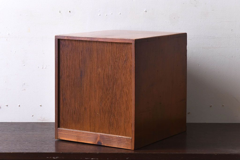 アンティーク家具　アンティーク　古い木製の小さな4杯小引き出し(2)