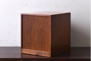 アンティーク家具　アンティーク　古い木製の小さな4杯小引き出し(2)