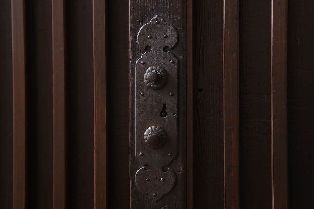 アンティーク家具　古民具・骨董　明治大正期　六尺　縦桟引き戸の重ね水屋箪笥