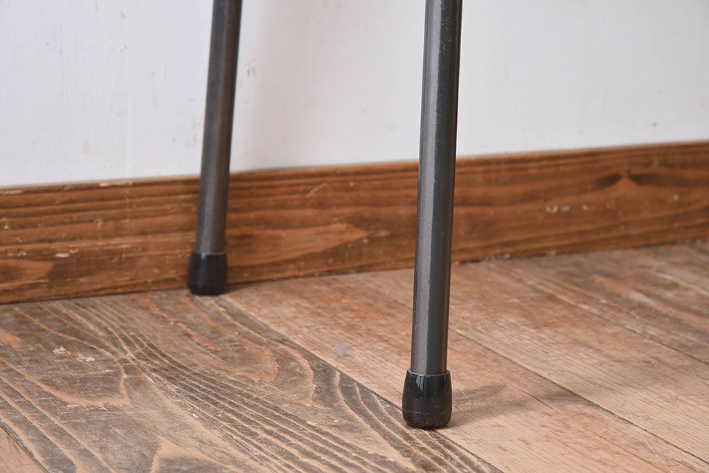 アンティーク家具　古いラワン材製の鉄脚テーブル