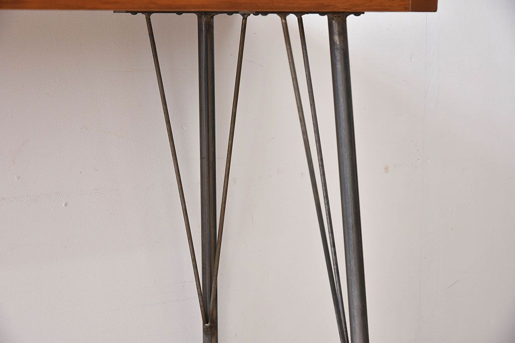 アンティーク家具　古いラワン材製の鉄脚テーブル