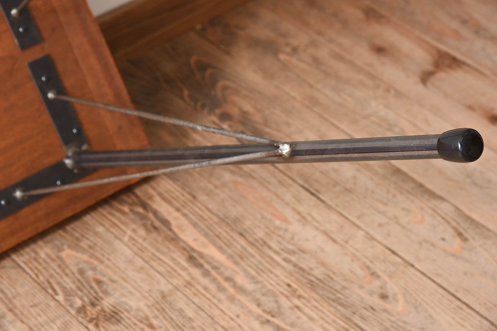 アンティーク家具　古いラワン材製の鉄脚テーブル