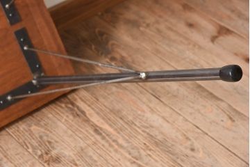 アンティーク家具　古いラワン材製の鉄脚テーブル