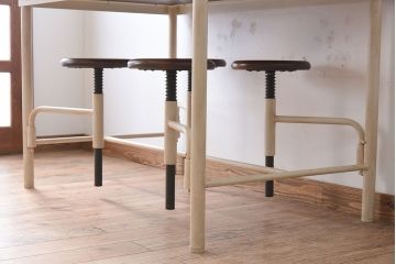 ラフジュ工房オリジナル　アイアンフレームの4脚格納スツール付き作業台(テーブル・机)