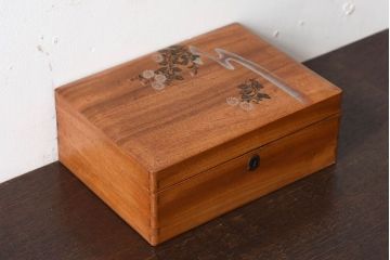 アンティーク雑貨　古い木製のレトロな小物収納箱