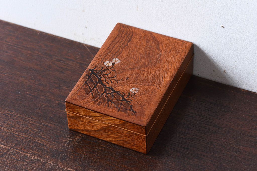 アンティーク雑貨　古い木製のレトロで小さな小物収納箱