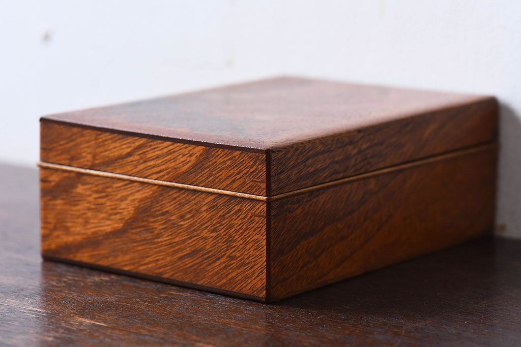 アンティーク雑貨　古い木製のレトロで小さな小物収納箱