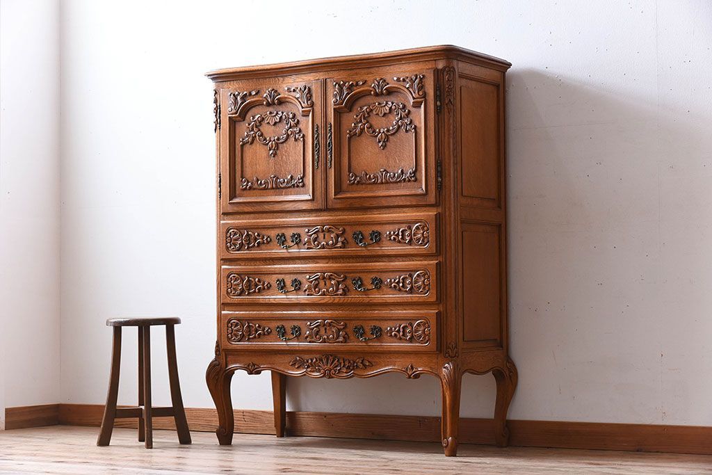 ヴィンテージ家具　フランスビンテージ　オーク材製　美しい彫刻入りのサイドキャビネット