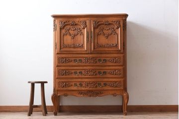 ヴィンテージ家具　フランスビンテージ　オーク材製　美しい彫刻入りのサイドキャビネット