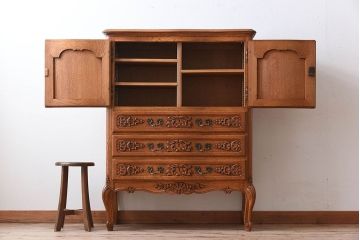 ヴィンテージ家具　フランスビンテージ　オーク材製　美しい彫刻入りのサイドキャビネット