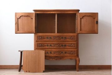 ヴィンテージ家具　フランスビンテージ　オーク材製　美しい彫刻入りのサイドキャビネット