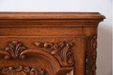ヴィンテージ家具　フランスビンテージ　オーク材製　美しい彫刻入りのサイドキャビネット