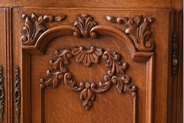 ヴィンテージ家具　フランスビンテージ　オーク材製　美しい彫刻入りのサイドキャビネット