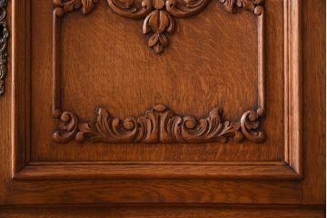 ヴィンテージ家具　フランスビンテージ　オーク材製　美しい彫刻入りのサイドキャビネット