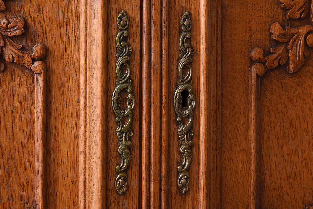 ヴィンテージ家具　フランスビンテージ　オーク材製　美しい彫刻入りのサイドキャビネット