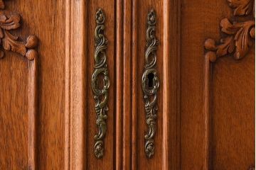 ヴィンテージ家具　フランスビンテージ　オーク材製　美しい彫刻入りのサイドキャビネット