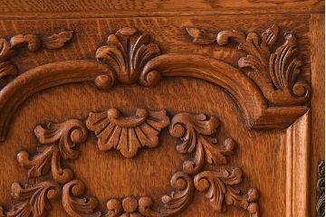 ヴィンテージ家具　フランスビンテージ　オーク材製　美しい彫刻入りのサイドキャビネット