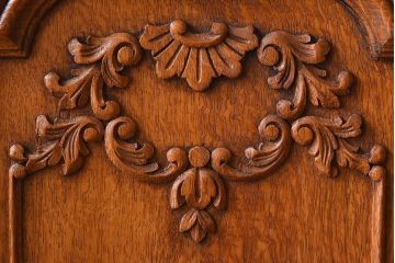 ヴィンテージ家具　フランスビンテージ　オーク材製　美しい彫刻入りのサイドキャビネット