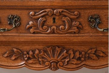ヴィンテージ家具　フランスビンテージ　オーク材製　美しい彫刻入りのサイドキャビネット