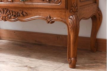 ヴィンテージ家具　フランスビンテージ　オーク材製　美しい彫刻入りのサイドキャビネット