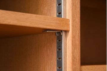 ヴィンテージ家具　フランスビンテージ　オーク材製　美しい彫刻入りのサイドキャビネット