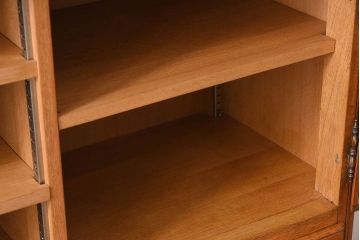 ヴィンテージ家具　フランスビンテージ　オーク材製　美しい彫刻入りのサイドキャビネット