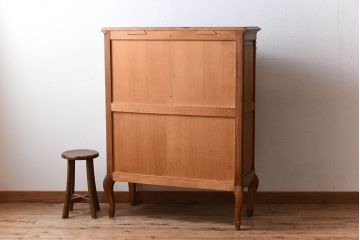 ヴィンテージ家具　フランスビンテージ　オーク材製　美しい彫刻入りのサイドキャビネット